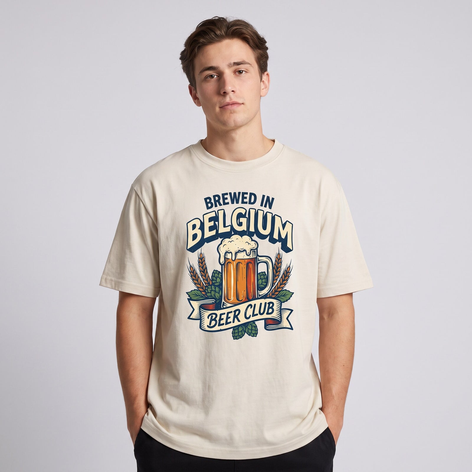 T-shirt oversized beige sable Brewed in Belgium Beer Club porté en studio sur fond gris clair, imprimé chope et houblon