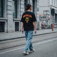 Dos du t-shirt Bruxelles 2026 porté par une femme en rue - streetwear belge oversize