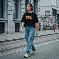 T-shirt belge original BXL oversize porté par une femme en ville - streetwear urbain