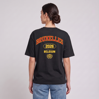 Dos du t-shirt Bruxelles BXL oversize porté par une femme, imprimé BRUXELLES 2026 - photo studio