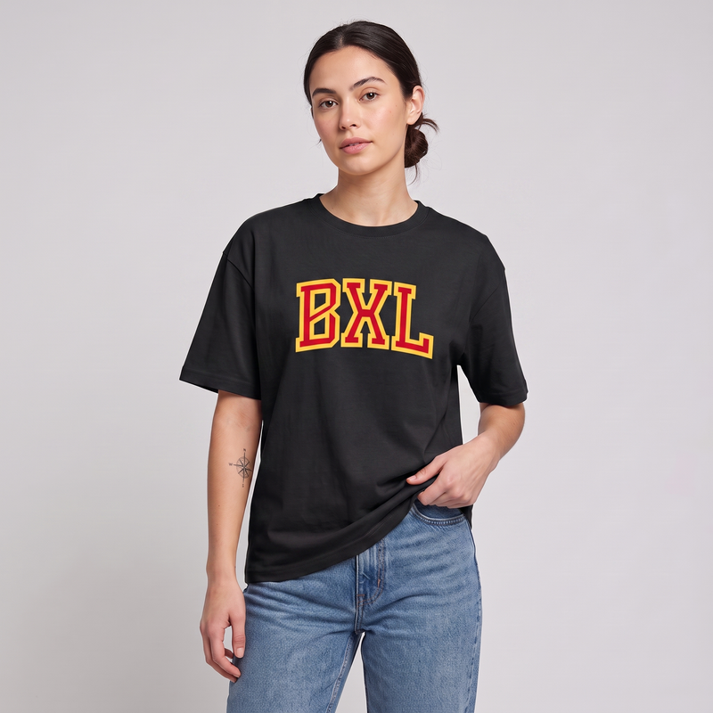 Femme portant le t-shirt BXL unisexe noir en coupe oversize - photo studio