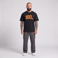 Homme barbu tatoué portant le t-shirt Bruxelles BXL oversize noir - photo studio