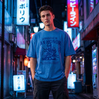 T-shirt bleu delave au samourai bushido, cadrage taille sous les enseignes lumineuses rouges et bleues d'une rue