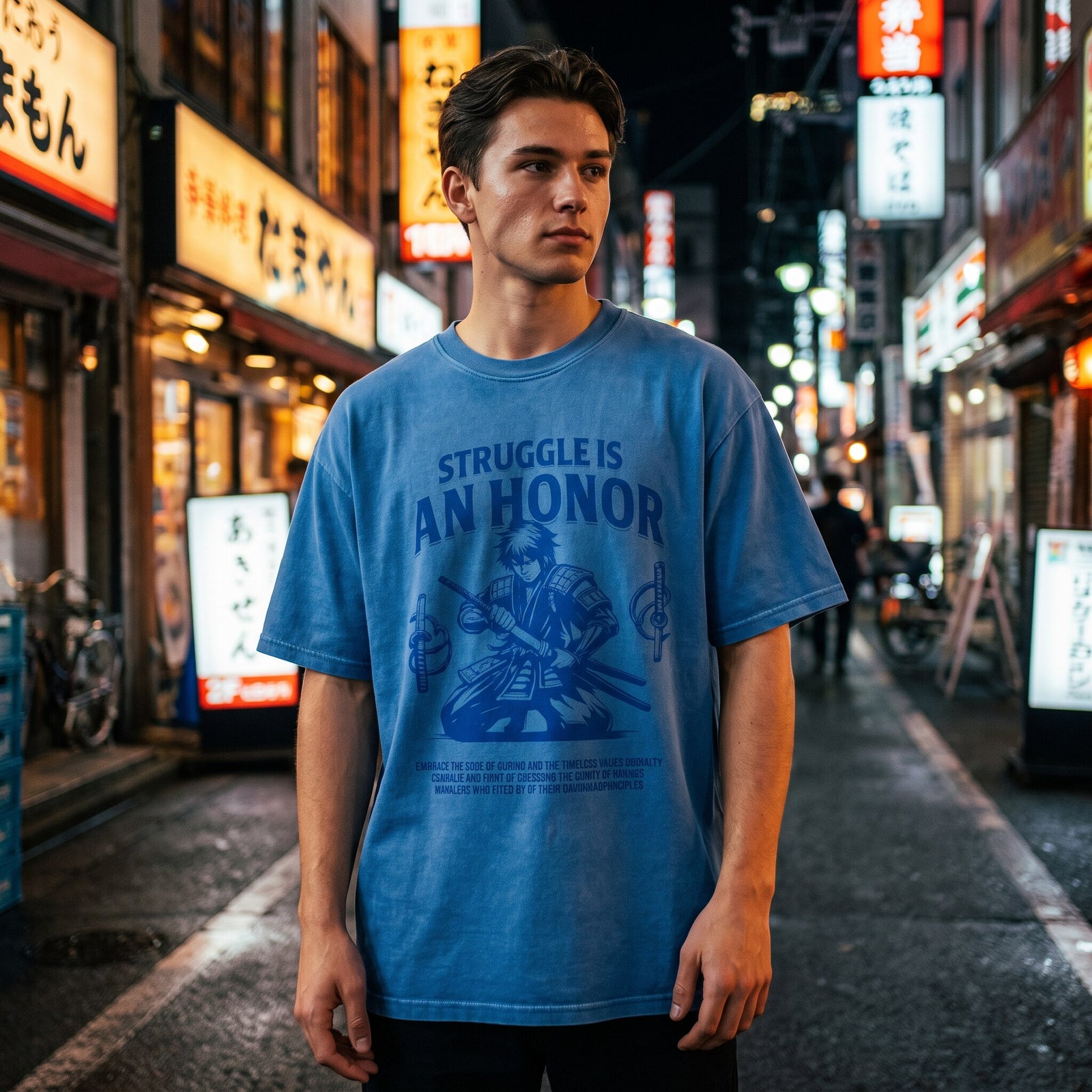 Imprime samourai bleu roi sur t-shirt oversized bleu clair, porte devant les izakayas illumines d'une ruelle nocturne