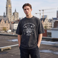 T-shirt noir délavé imprimé chat vintage et Belgium 2025, porté devant la cathédrale et les pignons flamands