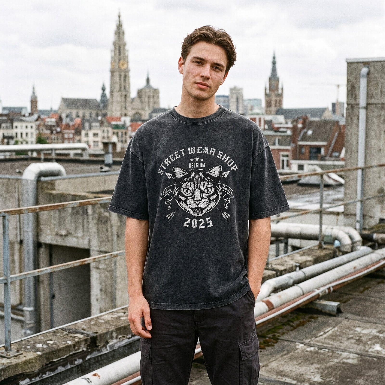 T-shirt oversized noir snow wash CHT'M au chat gravé, porté sur un toit-terrasse aux tuyauteries apparentes