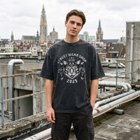 T-shirt oversized noir snow wash CHT'M au chat gravé, porté sur un toit-terrasse aux tuyauteries apparentes