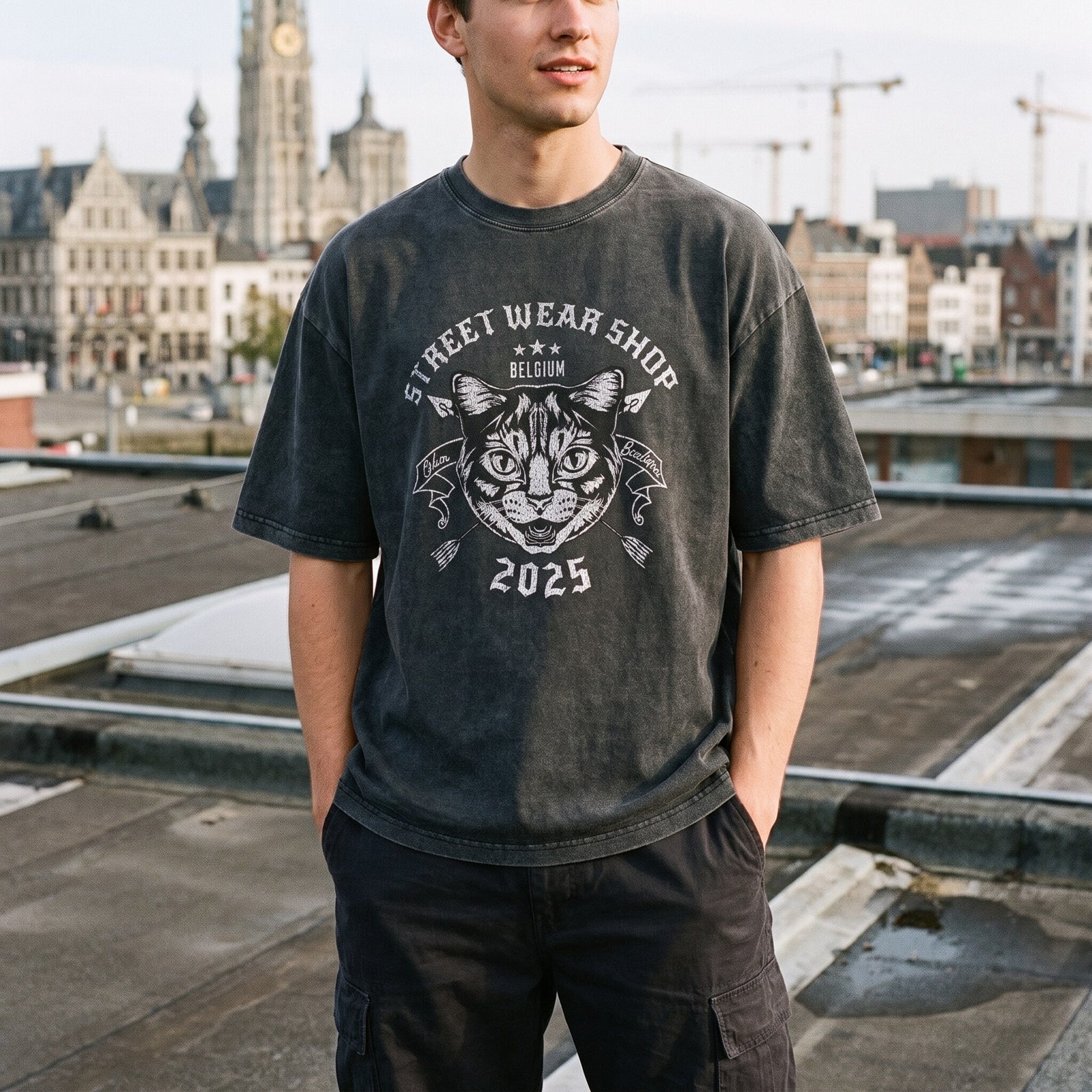T-shirt oversized noir délavé au chat gravé Street Wear Shop Belgium 2025, porté sur un toit face aux grues d'Anvers