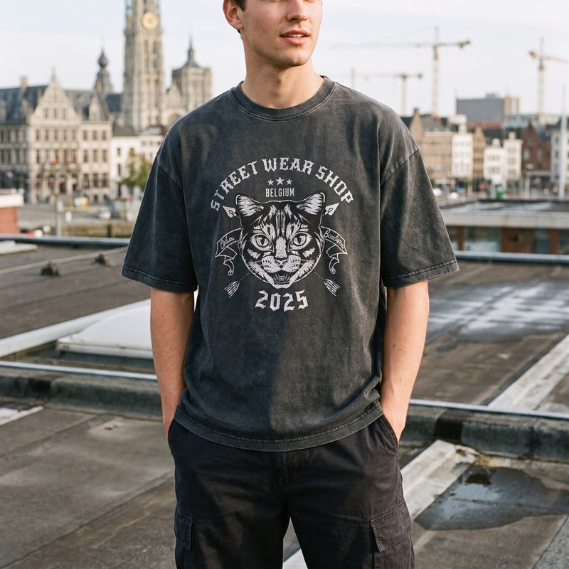T-shirt oversized noir délavé au chat gravé Street Wear Shop Belgium 2025, porté sur un toit face aux grues d'Anvers