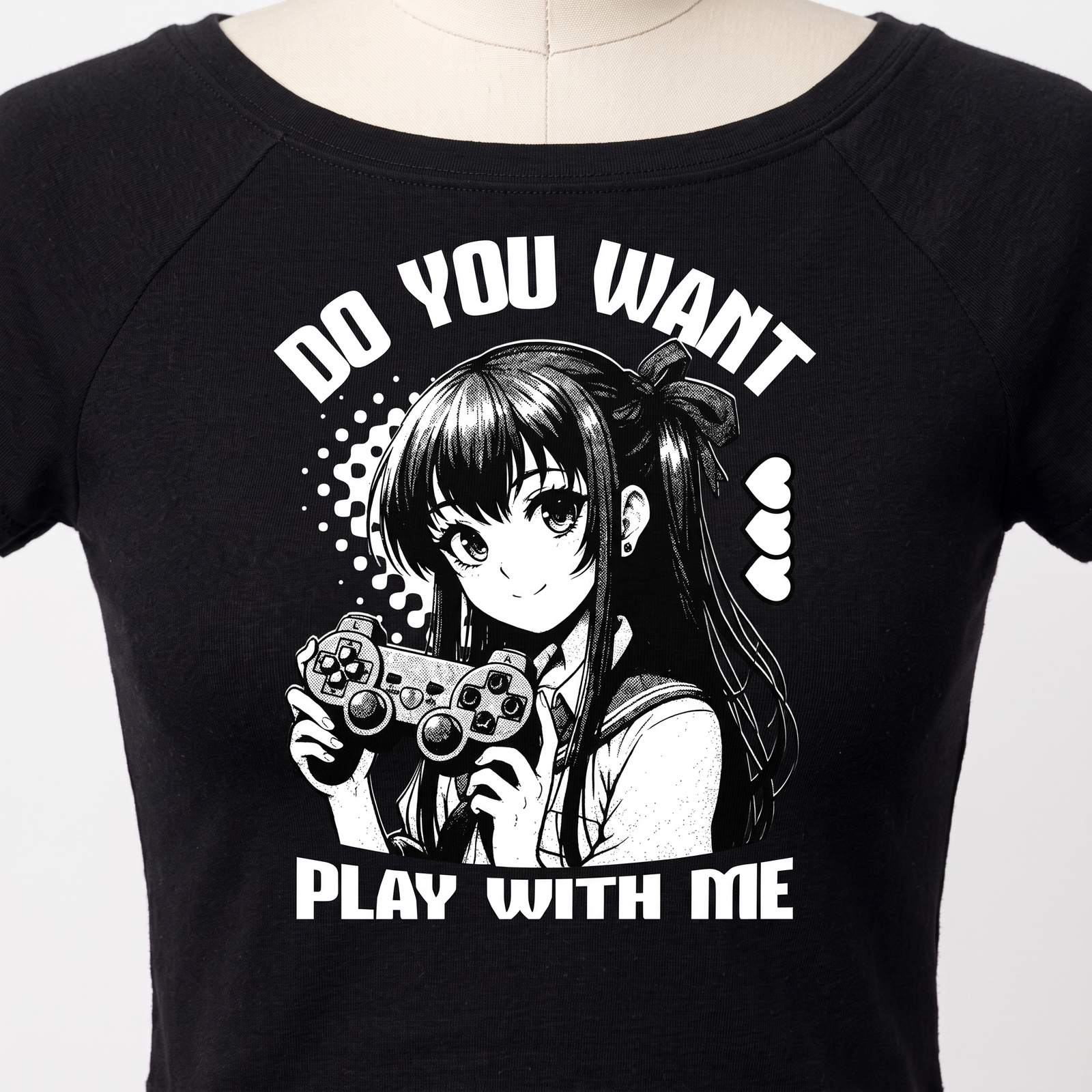 Gros plan du print Play With Me sur le crop top noir : gameuse manga, ruban et manette
