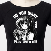 Gros plan du print Play With Me sur le crop top noir : gameuse manga, ruban et manette