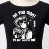 Gros plan du design anime gamer girl imprime Play With Me sur le crop top noir