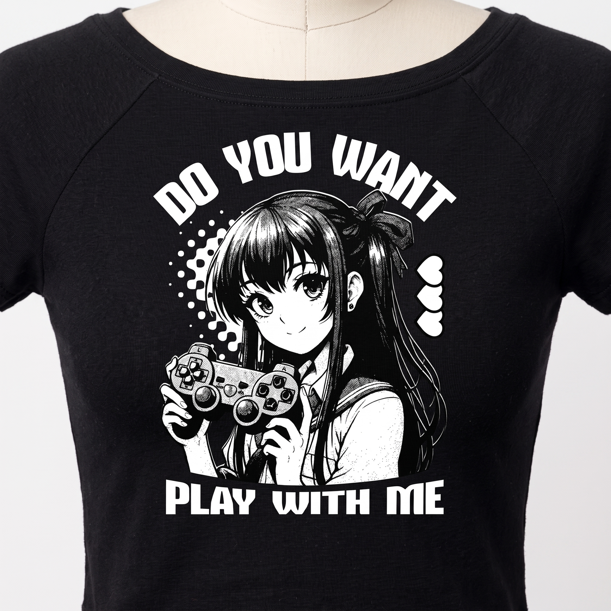 Gros plan du design anime gamer girl imprime Play With Me sur le crop top noir