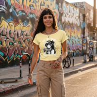 Crop top anime Gamer Girl jaune porté en ville devant un mur graffé, allure streetwear