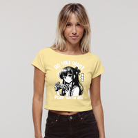 Femme portant le crop top anime Gamer Girl jaune pastel en studio, coupe courte et col bateau