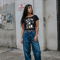 Crop top anime Gamer Girl noir en look urbain, ambiance éditoriale de rue