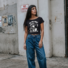 Look streetwear urbain avec le crop top anime gamer girl noir, ambiance editoriale ville