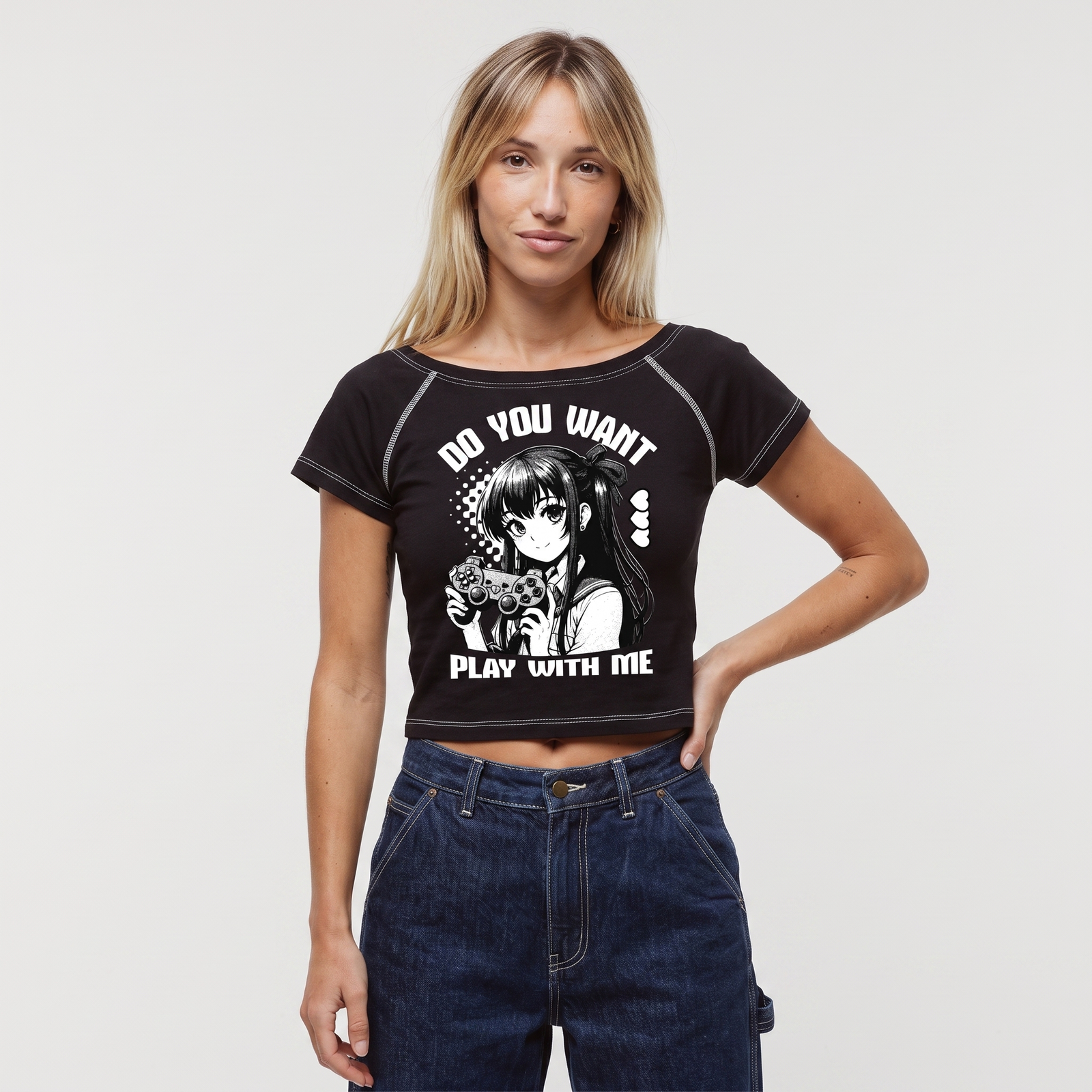 Femme en crop top anime Gamer Girl noir, surpiqûres blanches et manches raglan, photo studio