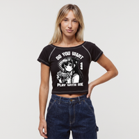 Femme en crop top anime Gamer Girl noir, surpiqûres blanches et manches raglan, photo studio