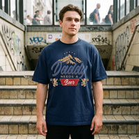 T-shirt bleu marine Daddy Needs A Beer porté dans un escalier de métro carrelé et couvert de graffitis
