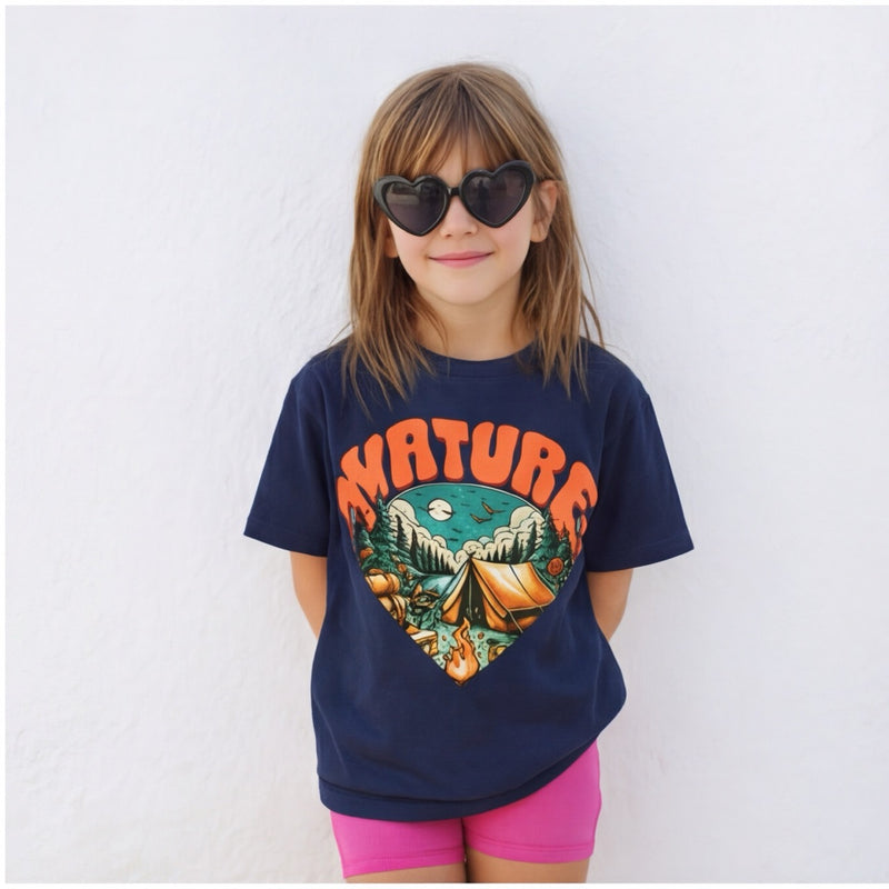 Fillette en t-shirt enfant Nature Heart bleu marine, lettrage NATURE orange et tente illuminée