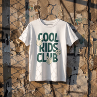 T-shirt enfant Cool Kids Club blanc sur mur urbain, ambiance streetwear éditoriale