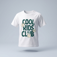 Packshot studio du t-shirt enfant Cool Kids Club blanc, col rond côtelé, coupe oversize