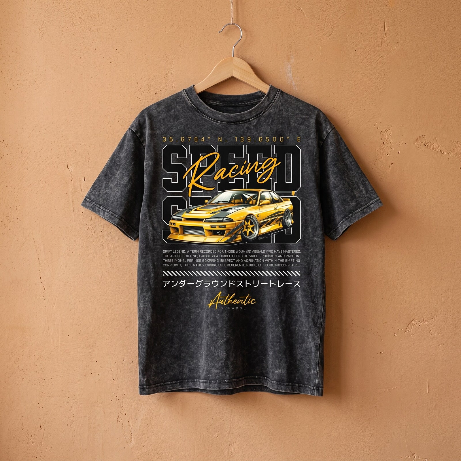 T-shirt enfant delave noir a la voiture JDM jaune, suspendu sur un cintre en bois devant un mur terracotta