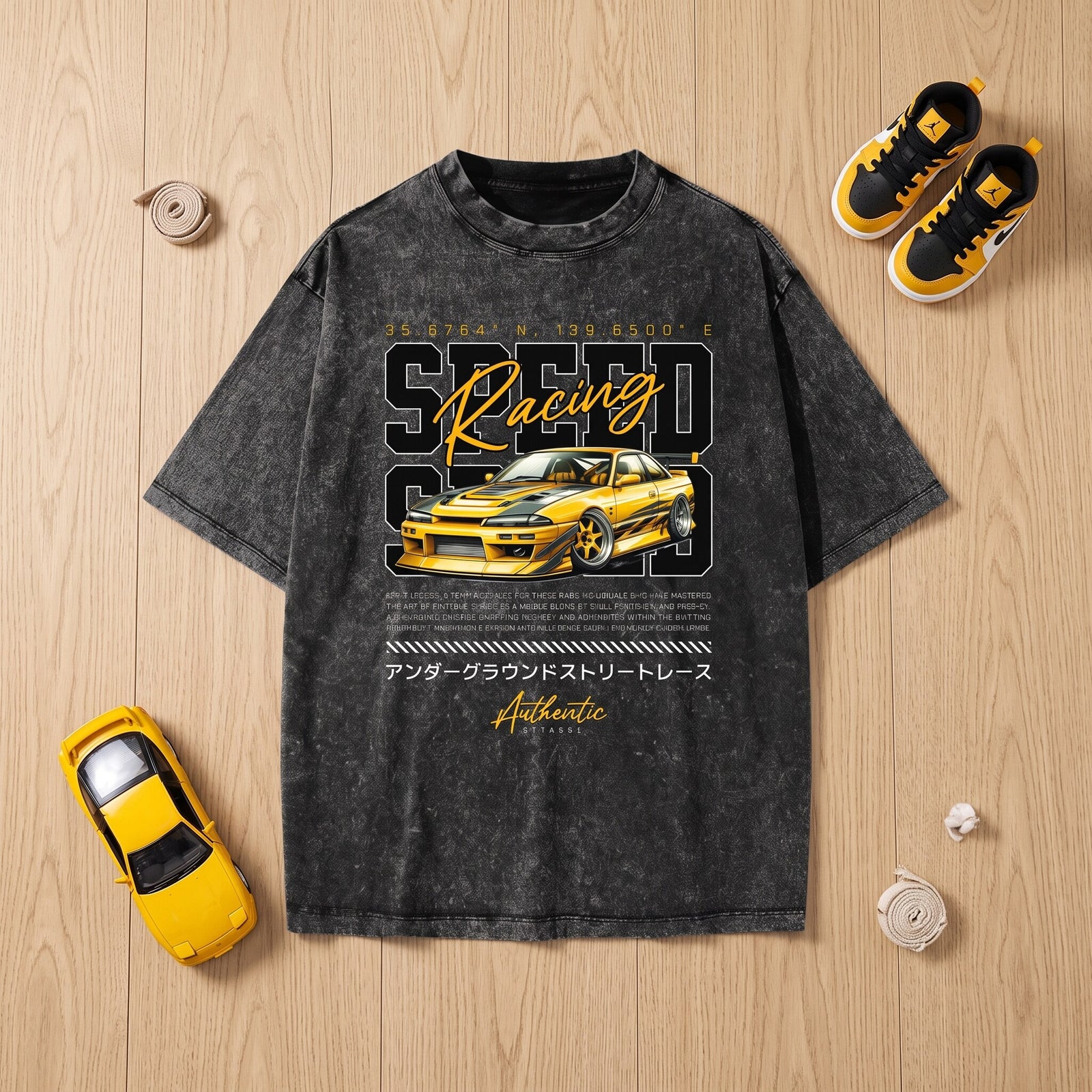 T-shirt enfant delave gris fonce Speed Racing, pose a plat sur parquet clair avec baskets jaunes et voiture miniature