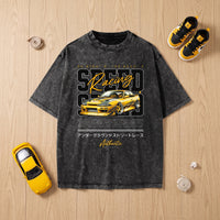 T-shirt enfant delave gris fonce Speed Racing, pose a plat sur parquet clair avec baskets jaunes et voiture miniature