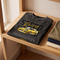 T-shirt enfant delave Speed Racing plie sur une etagere en bois clair a cote d'autres t-shirts empiles
