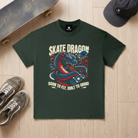 Vue a plat du t-shirt enfant vert Skate Dragon Born to Fly, casquette grise et sneakers kaki posees a cote