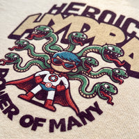 Macro de l'imprime Heroic Hydra, petit super-heros a cape rouge et serpents verts, sur du coton beige