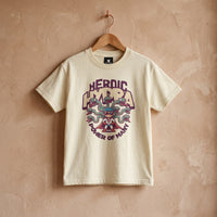 T-shirt enfant beige imprime super-heros et hydre aux tetes de serpents, sur cintre devant un mur terracotta