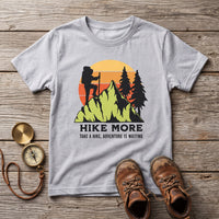 T-shirt enfant gris clair Hike More a plat sur des planches, boussole en laiton et chaussures de randonnee