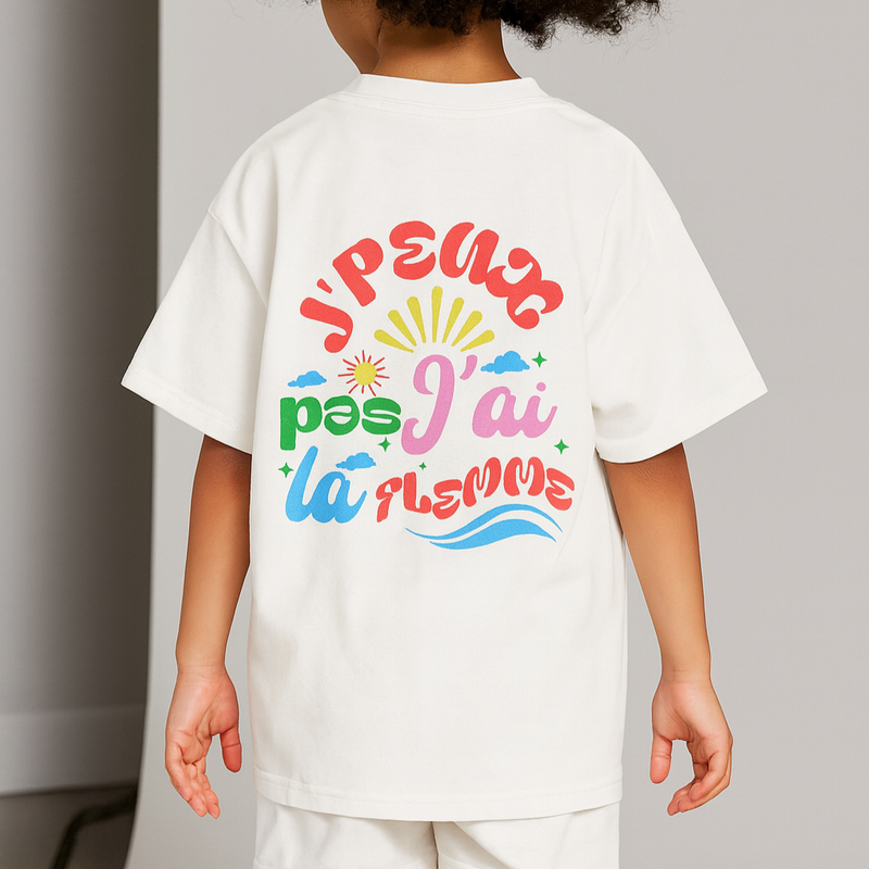 T-shirt enfant oversized blanc porté de dos - imprimé J peux pas j ai la flemme coloré