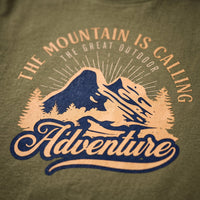 Gros plan sur l'illustration de montagne bleu nuit et beige et le lettrage Adventure sur coton kaki