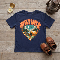 T-shirt enfant bleu marine Nature a plat sur des planches, boussole en laiton, lanterne et bottines en cuir