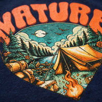 Gros plan sur l'imprime Nature, tente orange, sapins et feu de camp, sur du coton bleu marine texture