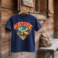 T-shirt enfant bleu marine imprime Nature, scene de camping retro, sur cintre devant un chalet en bois