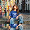 Fille assise en rue portant le t-shirt enfant original Cool Crocodile bleu roi, ambiance streetwear urbaine – CHT'M Boutique