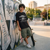 Garçon en skatepark portant le t-shirt enfant original Cool Crocodile noir, ambiance streetwear urbaine – CHT'M Boutique