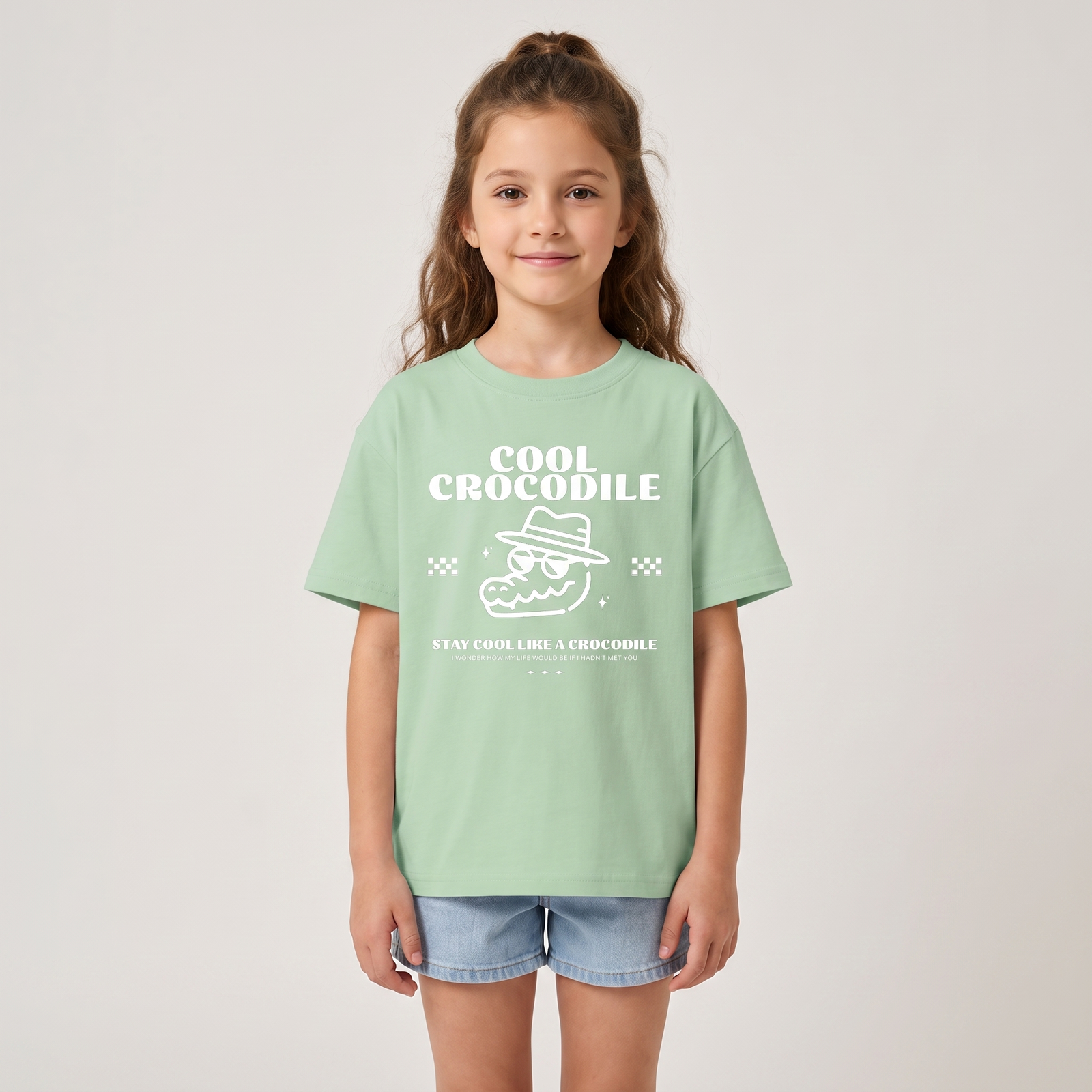 Fille en t-shirt enfant oversized Cool Crocodile vert amande, imprimé blanc crocodile à lunettes