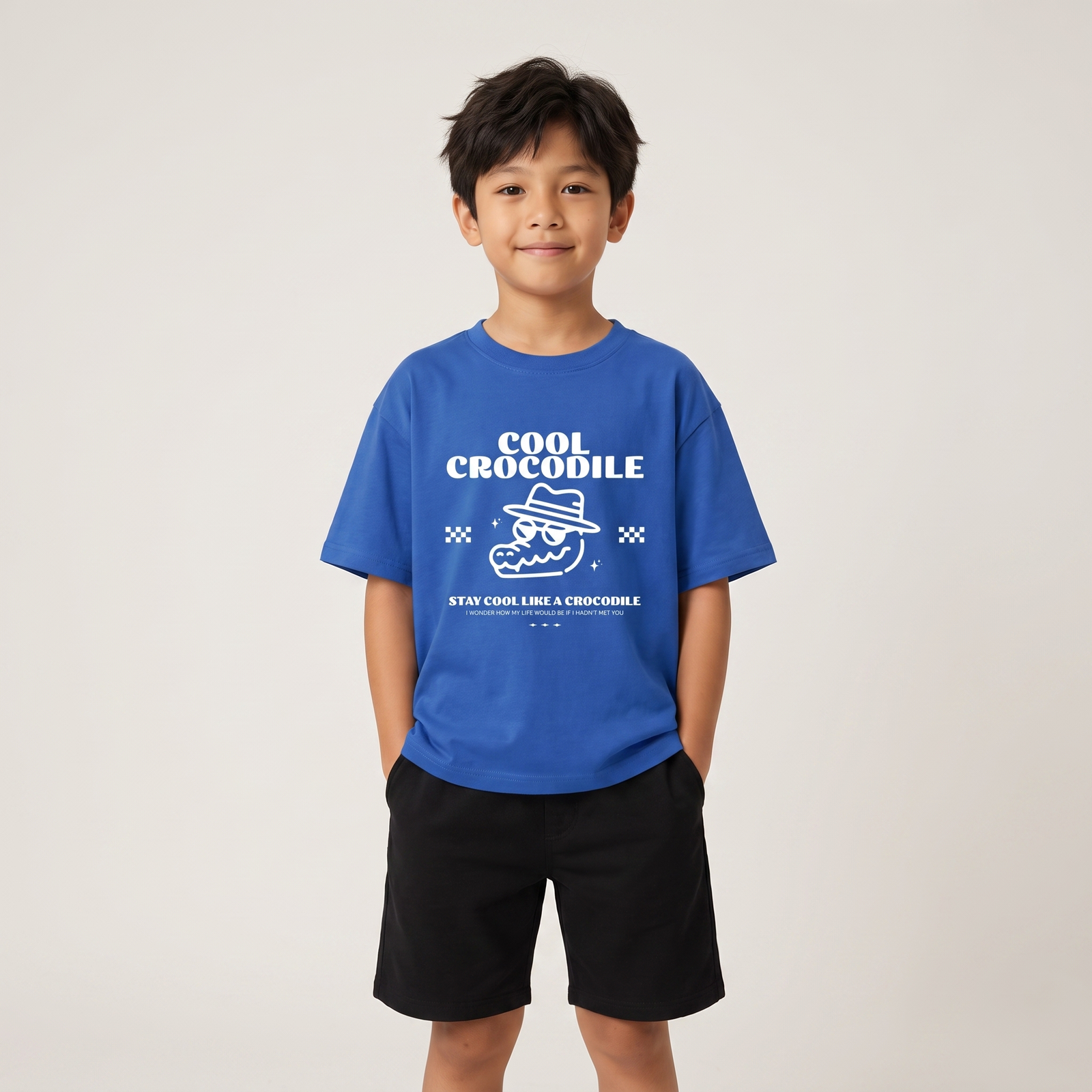 Garçon en t-shirt enfant oversized Cool Crocodile bleu vif, studio fond clair, coupe ample