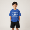 Garçon portant le t-shirt enfant original Cool Crocodile bleu roi en studio, coupe loose streetwear – CHT'M Boutique