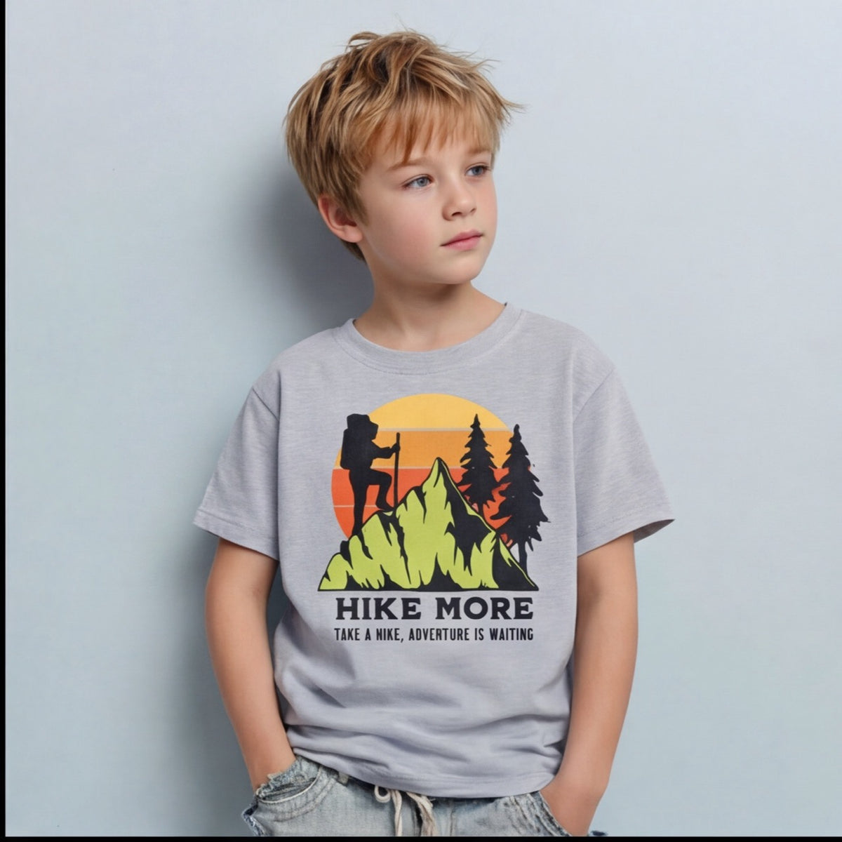 Enfant de trois quarts en t-shirt Hike More gris clair, mains dans les poches