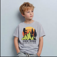 Enfant de trois quarts en t-shirt Hike More gris clair, mains dans les poches