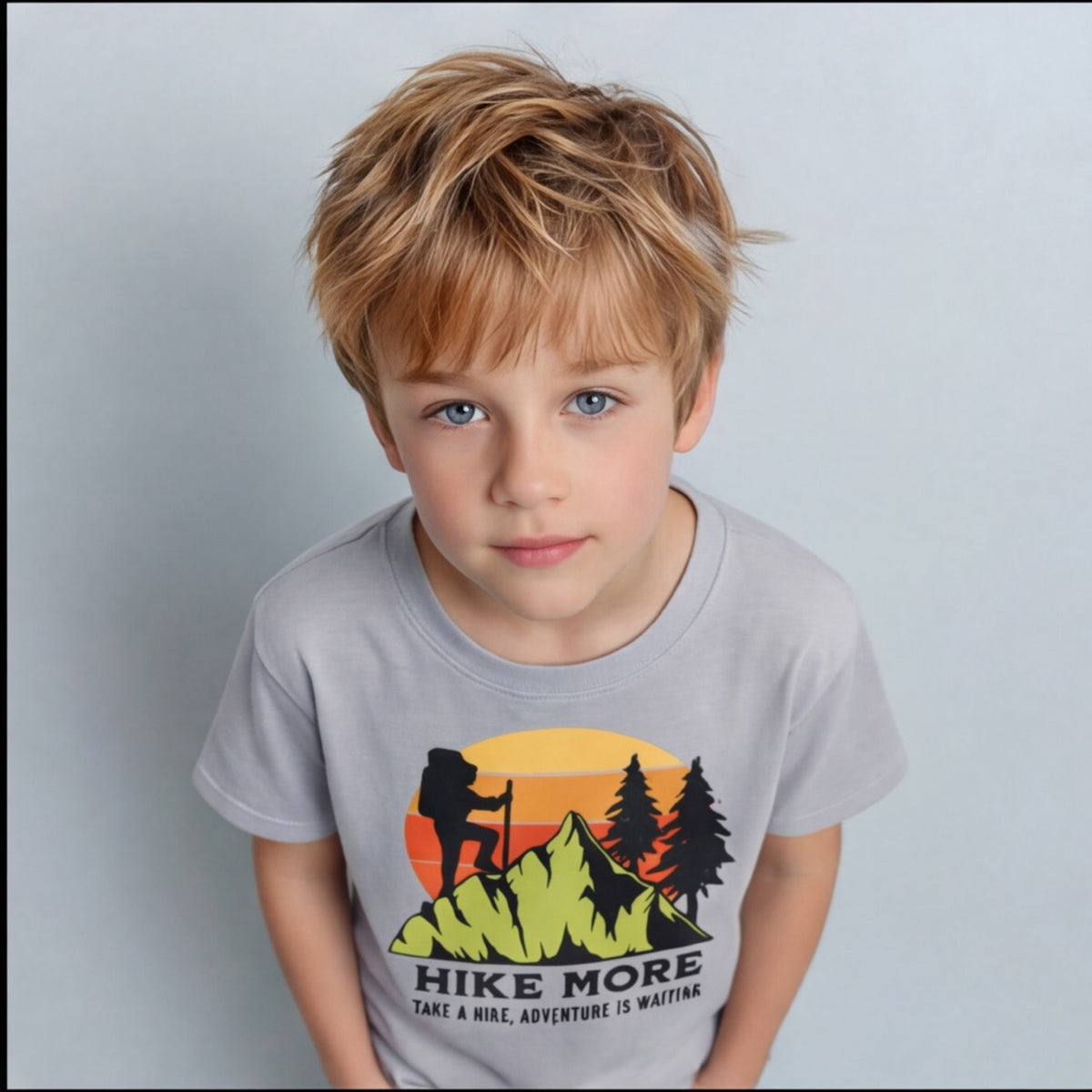 Portrait rapproché d'un enfant en t-shirt Hike More gris clair à col rond