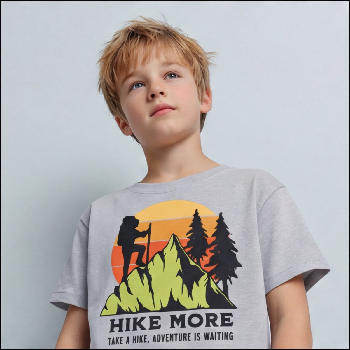 Gros plan sur l'imprimé randonneur et le lettrage Take a hike du t-shirt enfant gris clair