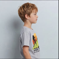 Profil du t-shirt enfant Hike More gris clair porté, imprimé visible sur le côté